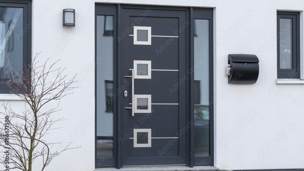 Dunkle Haustür mit Fenster