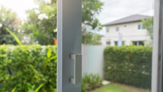 Halbgeöffneter Insektenschutz